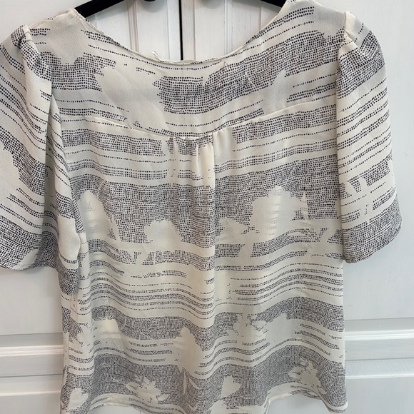 Lush Black and Beige Flutter Sleeve Blouse with Tie Front size M. - Picture 6 of 6